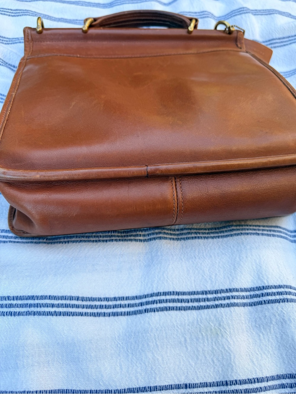 Vintage Coach British Tan Willis Bag - Picture 4 of 11